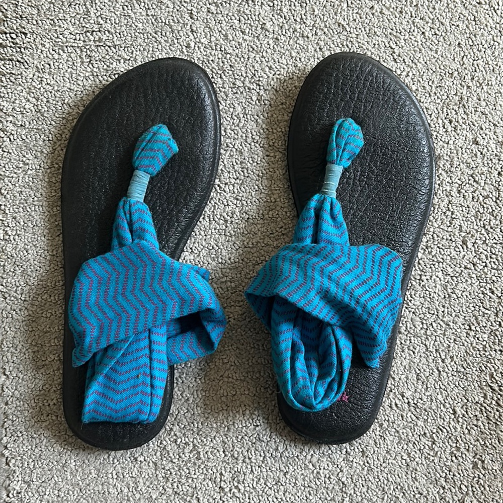 Sanuk slides barely used